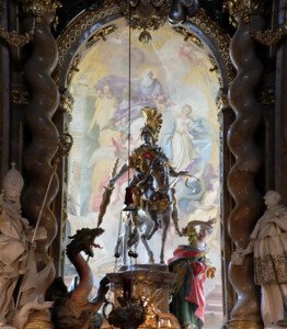 Der Bühnenaltar mit dem Heiligen Georg